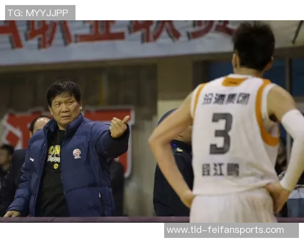 看看我小杨像不像一个因伤缺阵的球队老大