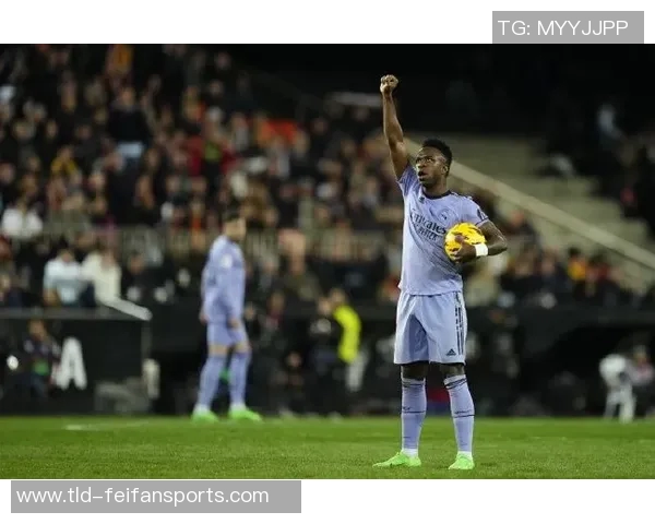 回应主场球迷嘘声,维尼修斯离场时称“他们是花钱来看我的” 回应主场球迷嘘声,维尼修斯离场时称“他们是花钱来看我的”